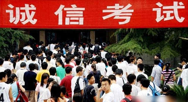 高考报名流数“年夜
跳水”！23年1291万，24年1342万，25年令人意外