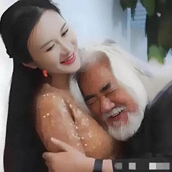 张纪中伉俪
摊上事！前妻六连反问，暗讽其不是夫君！