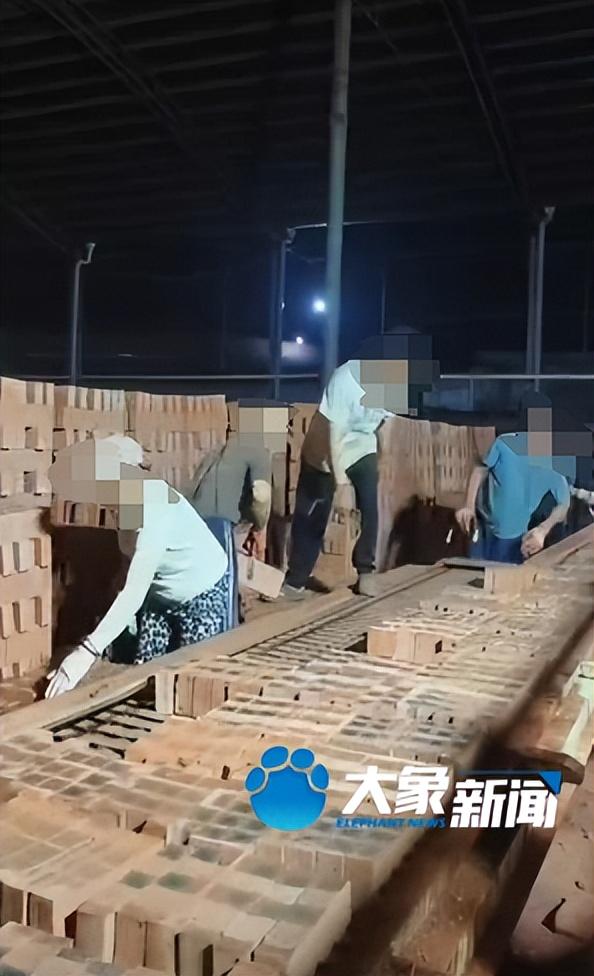 湖南临湘一砖厂涉嫌用智障人员从事重体力劳动，整年无休，只给饭不给钱，工人被补救时开心肠
称想回家