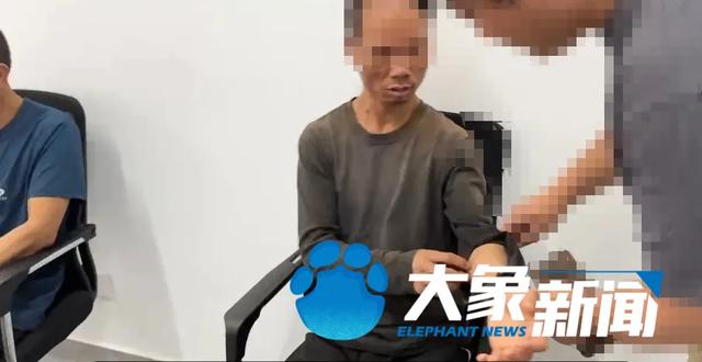 湖南临湘一砖厂涉嫌用智障人员从事重体力劳动，整年无休，只给饭不给钱，工人被补救时开心肠
称想回家