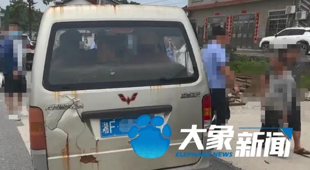 湖南临湘一砖厂涉嫌用智障人员从事重体力劳动，整年无休，只给饭不给钱，工人被补救时开心肠
称想回家