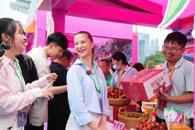 广东荔枝节上演“甜蜜
暴击”：巨无霸荔枝惊艳亮相！