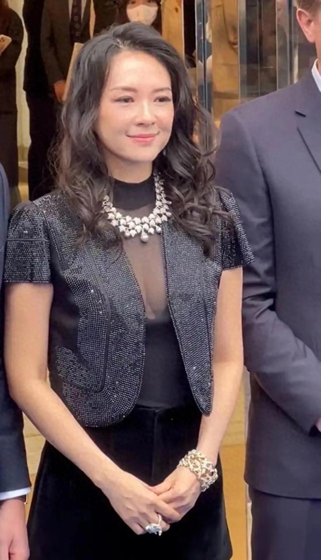 46岁章子怡现身成都，离开美颜滤镜状态好真实，膝盖尤为吸引眼球