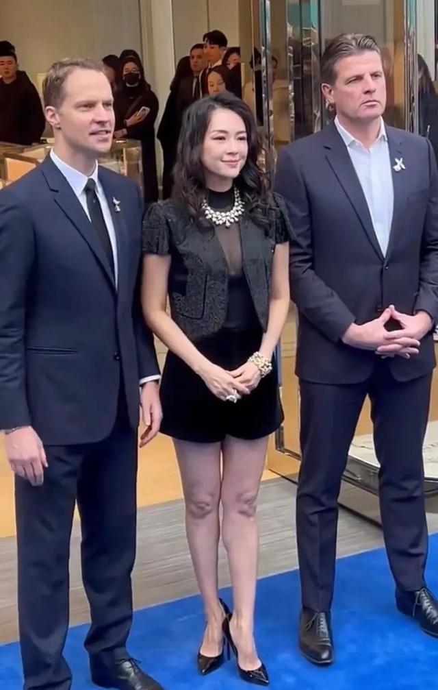46岁章子怡现身成都，离开美颜滤镜状态好真实，膝盖尤为吸引眼球