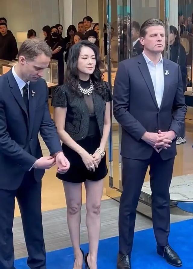 46岁章子怡现身成都，离开美颜滤镜状态好真实，膝盖尤为吸引眼球