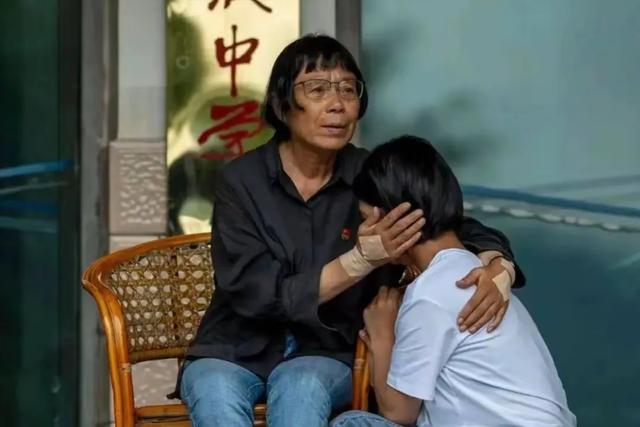 张桂梅此次
又火上央视了！她的一句话，直接让年夜
家集团
破防