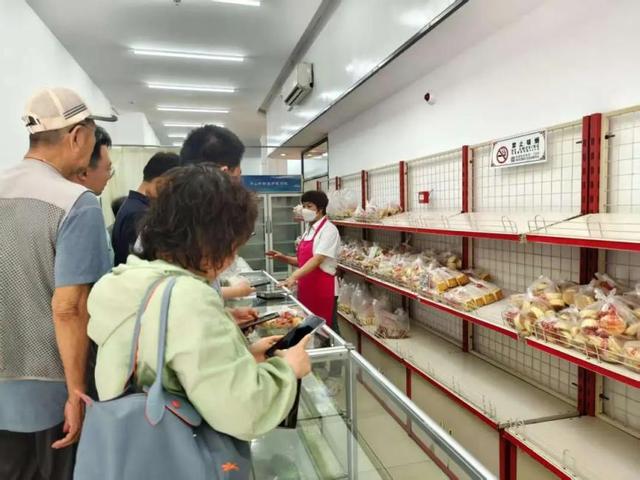 “店里样儿没变，还是老味道”！中关村茶点新址迎客