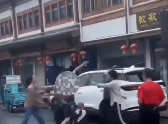 江苏旅客
被围殴后续：男子头部被凶器猛击，官方到场，务必严惩
