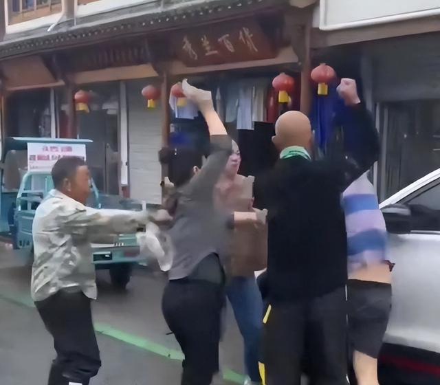 江苏旅客
被围殴后续：男子头部被凶器猛击，官方到场，务必严惩
