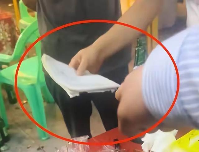 重庆文旅瓦解了！3游客吃烧烤780元被宰，菜单亮出 本地人团体发声