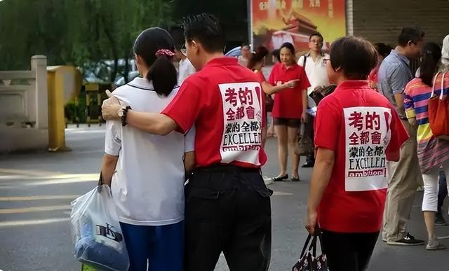 别再作妖了，举向日葵、穿紫内裤，让演唱会延期，家长们该停手了