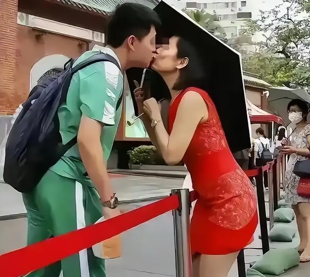 别再作妖了，举向日葵、穿紫内裤，让演唱会延期，家长们该停手了