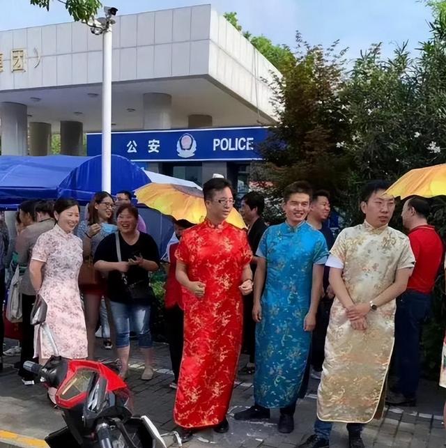 别再作妖了，举向日葵、穿紫内裤，让演唱会延期，家长们该停手了
