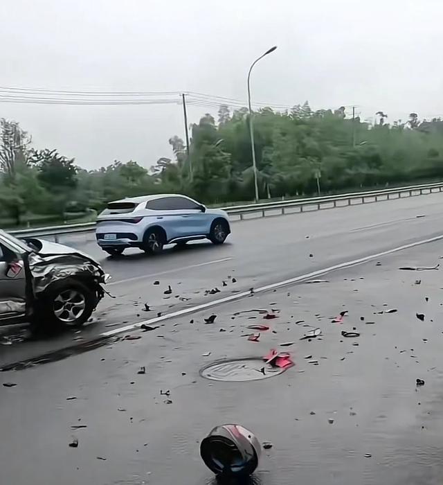 痛心！又一女骑士失事了，人飞到马路对面，120来了看了下就走了