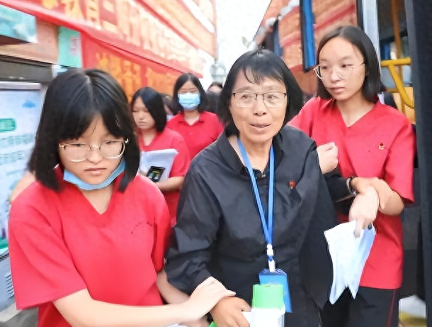 2000逻辑学
生无一上清北！张桂梅曾被着名年夜
V质疑，实在她早已答复
