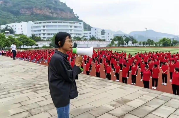 2000逻辑学
生无一上清北！张桂梅曾被着名年夜
V质疑，实在她早已答复
