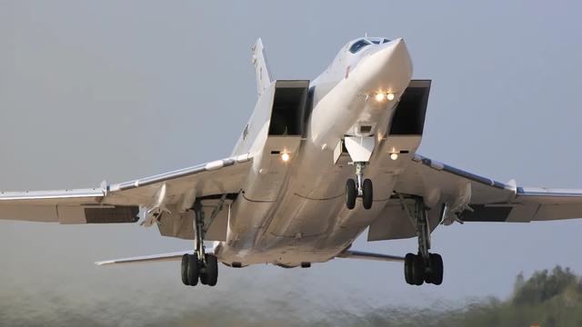 中国早就看到了？乌克兰突袭乐成后，“九天”蜂巢母舰即将首飞！