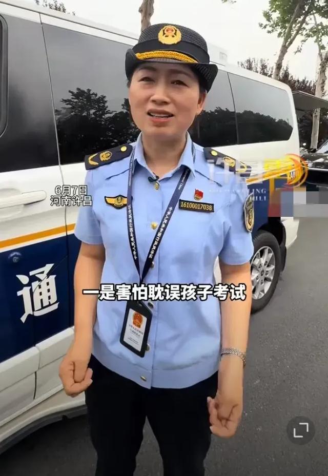 尴尬！高考第一天，就有女考生因为穿戴
问题被拦在科场外