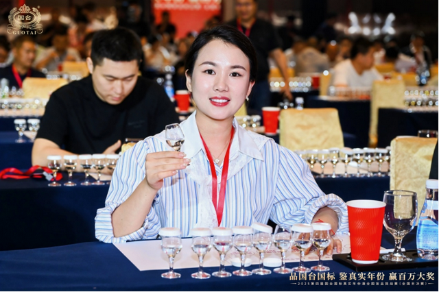 第四届国台国标真实年份酒天下盲品挑衅赛半决赛在郑州启幕，《国台国标真实年份酒•风味通识》重磅发布