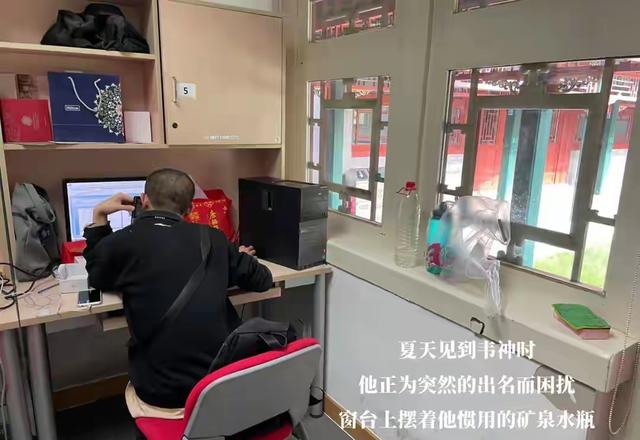 韦东奕北大办公室被曝光！拿老年机，三点一线生存非常简朴！
