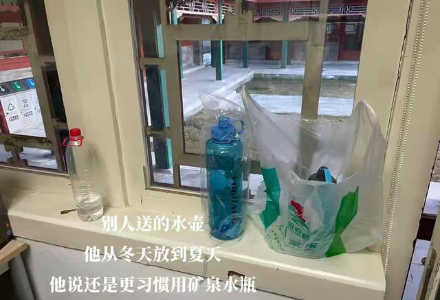韦东奕北大办公室被曝光！拿老年机，三点一线生存非常简朴！
