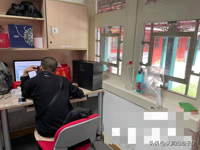 韦东奕北年夜
办公室首曝光，干净整齐另有鲜花 出门十几米就见未名湖