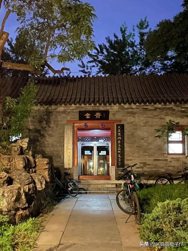 韦东奕北年夜
办公室首曝光，干净整齐另有鲜花 出门十几米就见未名湖