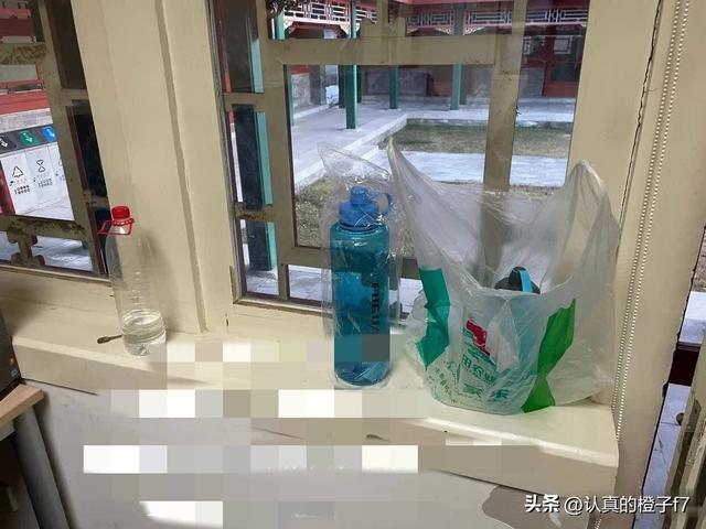 韦东奕北年夜
办公室首曝光，干净整齐另有鲜花 出门十几米就见未名湖