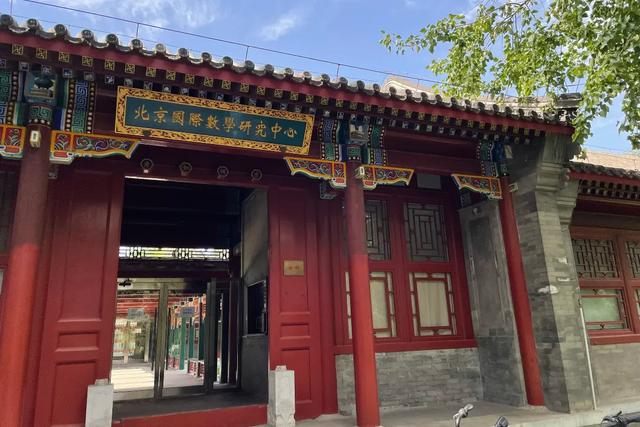 韦神北年夜
个人办公室曝光，部署简单只有办公用品，矿泉水瓶很凝视
