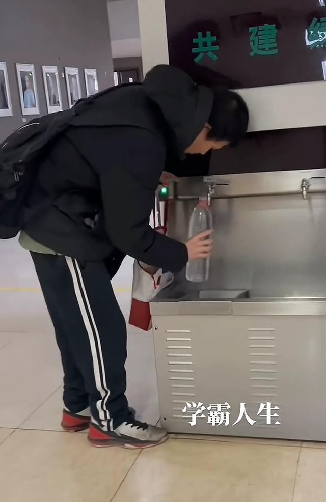韦神北年夜
个人办公室曝光，部署简单只有办公用品，矿泉水瓶很凝视

