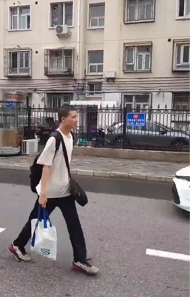 韦神北年夜
个人办公室曝光，部署简单只有办公用品，矿泉水瓶很凝视
