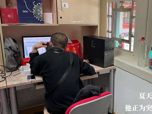 韦神北年夜
个人办公室曝光，部署简单只有办公用品，矿泉水瓶很凝视
