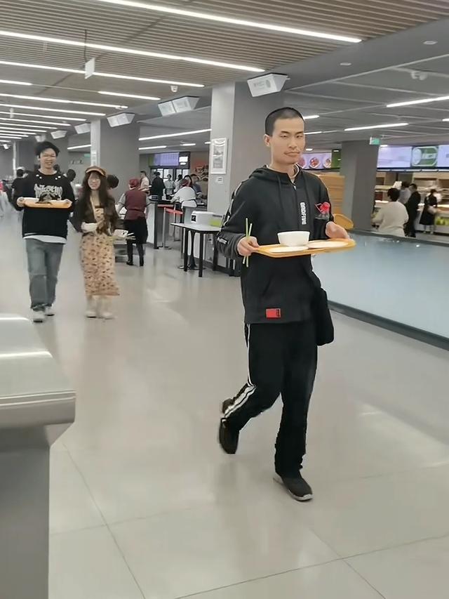 韦神北年夜
个人办公室曝光，部署简单只有办公用品，矿泉水瓶很凝视
