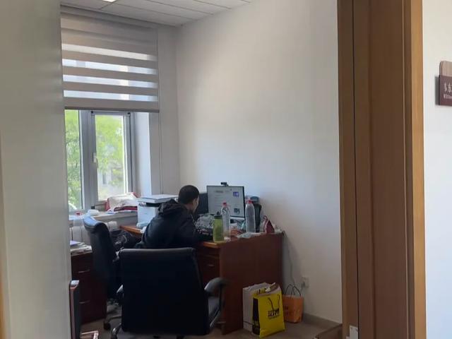 韦神北年夜
个人办公室曝光，部署简单只有办公用品，矿泉水瓶很凝视
