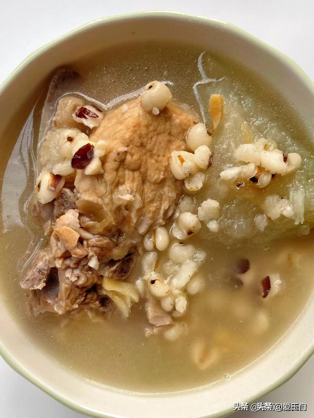 它是湿气“最怕”的食材，除湿祛寒，解暑热，中老年人要多吃