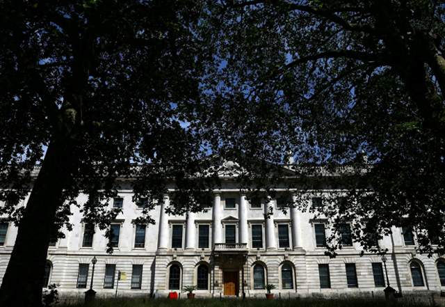 中方专机抵英，美不许中方在伦敦建馆，不到24小时，英方对美答应