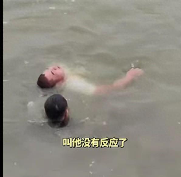 “再救你就没命了！”给母亲跪下叩首后，河南籍现役军人
第五次跳入水中……