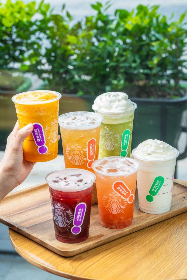 星巴克联名迪士尼上新冰摇茶抢占下战书茶市场，三大王牌品类推夏日“心动价”最高降5元