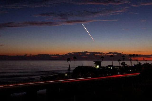 马斯克的“星链”卫星，忽然年夜
量
坠落