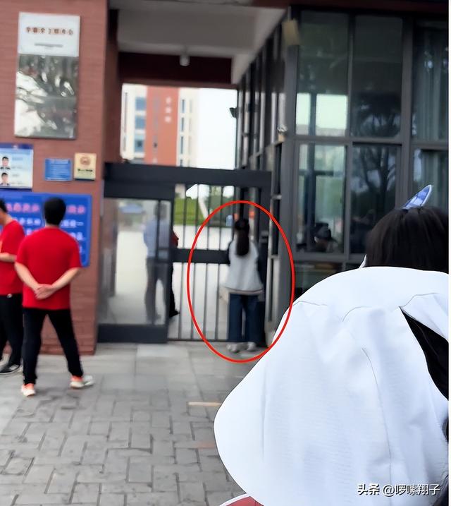 惋惜！考生英语考试迟2分钟，请求
入场被拒，知恋人透露是清北班