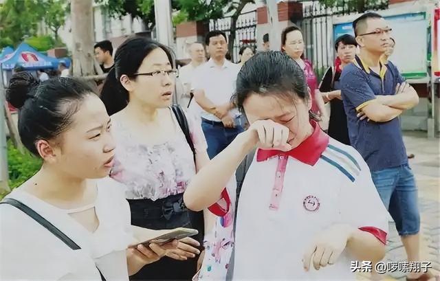 惋惜！考生英语考试迟2分钟，请求
入场被拒，知恋人透露是清北班