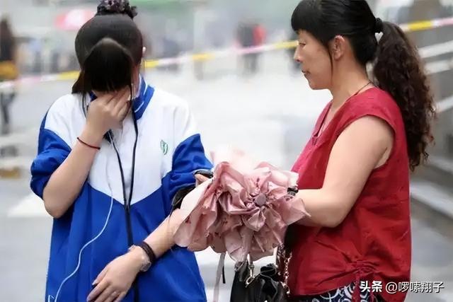 惋惜！考生英语考试迟2分钟，请求
入场被拒，知恋人透露是清北班