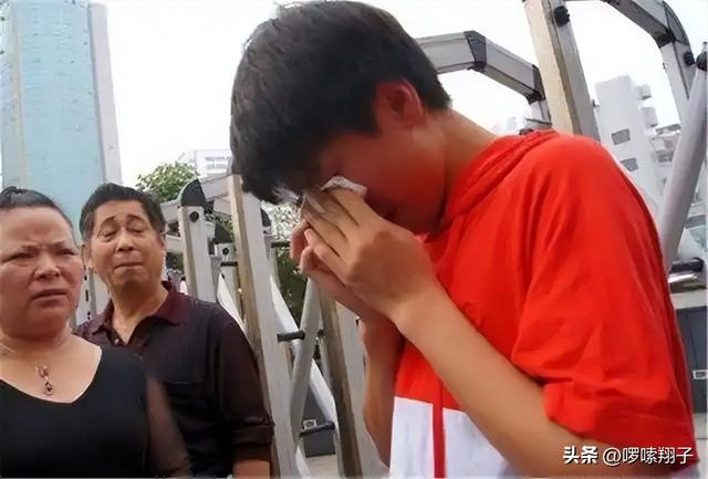 惋惜！考生英语考试迟2分钟，请求
入场被拒，知恋人透露是清北班