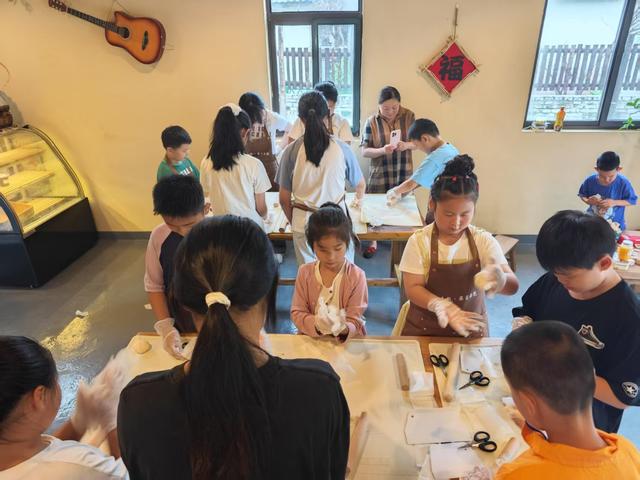 百万粉丝博主回村开面包店，首个周末接待百余位客人，回应：给自己造梦，打算开到退休