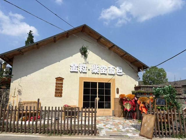 百万粉丝博主回村开面包店，首个周末接待百余位客人，回应：给自己造梦，打算开到退休