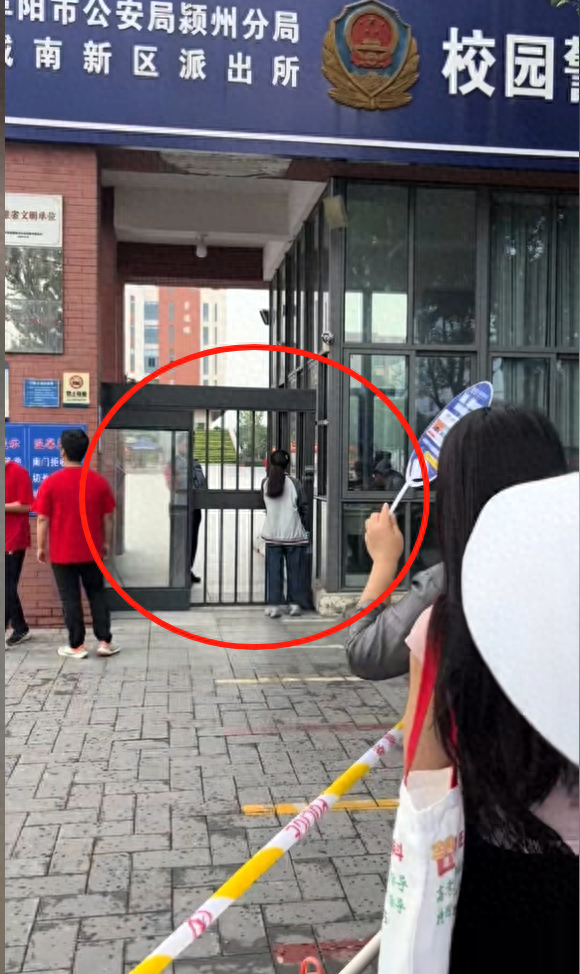 女生高考迟到1分钟被拒！知恋人曝缘故原由，女生是清北班，家住对面