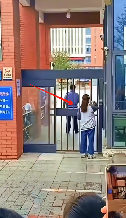 女生高考迟到1分钟被拒！知恋人曝缘故原由，女生是清北班，家住对面