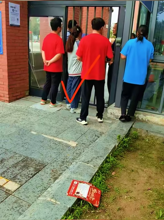 女生高考迟到1分钟被拒！知恋人曝缘故原由，女生是清北班，家住对面