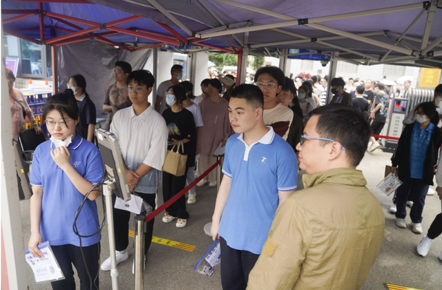 女生高考迟到1分钟被拒！知恋人曝缘故原由，女生是清北班，家住对面
