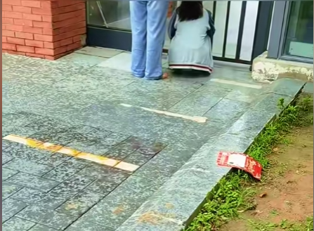 女生高考迟到1分钟被拒！知恋人曝缘故原由，女生是清北班，家住对面